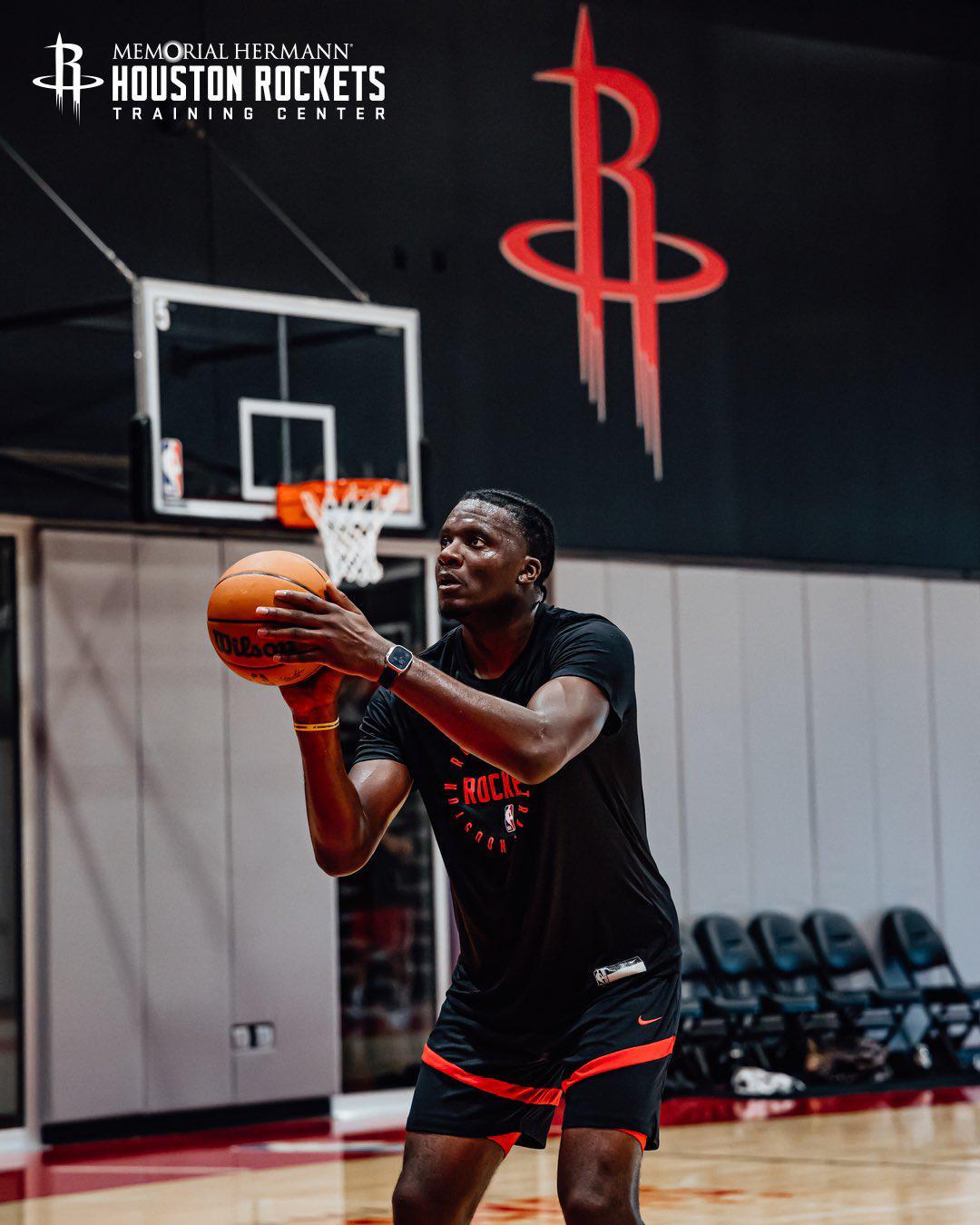 来看是谁回到了休斯顿？火箭官方社媒晒卡佩拉训练照